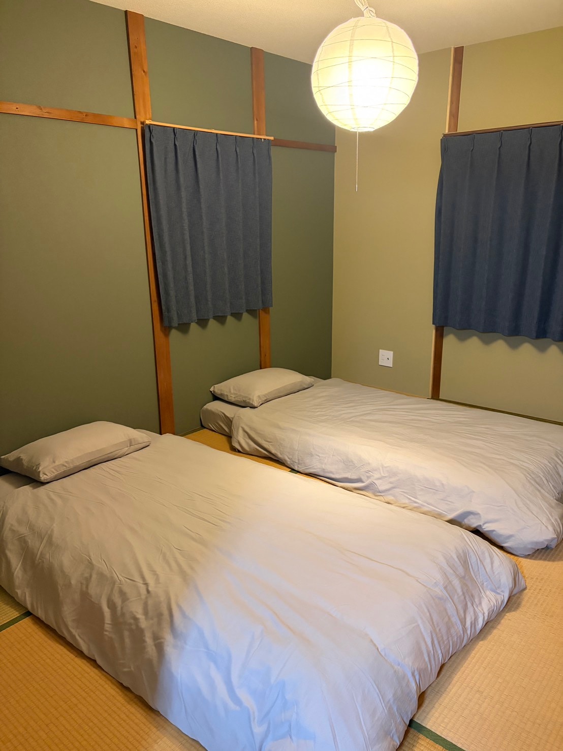 お布団を敷いた和室の寝室